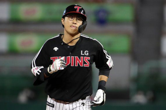 22일 SSG와의 원정 경기서 6회 3점 홈런을 때린 채은성이 홈으로 귀환하고 있다. /사진=뉴시스화상