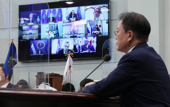 [서울=뉴시스]김진아 기자 = 문재인 대통령이 25일 오전 청와대에서 화상으로 열린 제4차 한-중미통합체제(SICA) 정상회의에 참석해 비니시오 세레소 SICA 사무총장의 발언을 경청하고 있다. 2021.06.25. bluesoda@newsis.com <저작권자ⓒ 공감언론 뉴시스통신사. 무단전재-재배포 금지.> /사진=뉴시스화상