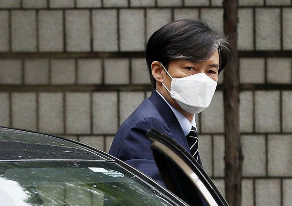 조국 전 법무부 장관이 지난달 11일 오전 서울 서초구 서울중앙지법원에서 열리는 '입시비리 및 감찰무마' 관련 10차 공판에 출석하고 있다. / 사진=뉴시스