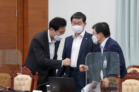 (서울=뉴스1) = 오세훈 서울시장(왼쪽)이 12일 오후 청와대에서 열린 수도권 특별방역점검회의에 참석하며 전해철(가운데) 행정안전부장관, 권덕철 보건복지부장관과 인사나누고 있다.(청와대 제공)2021.7.12/뉴스1 /사진=뉴스1화상