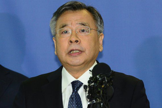 100억원대 사기 혐의로 구속돼 재판을 받는 가짜 수산업자 김모씨로부터 외제차 포르쉐 렌트카를 제공받았다는 의혹을 받은 박영수 특별검사가 지난 7일 사의를 표명하고 있다. /사진=뉴스1