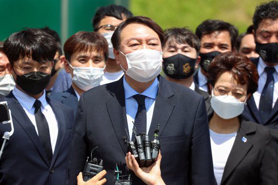 대권 도전에 나선 윤석열 전 검찰총장이 지난 17일 오전 광주 북구 운정동 국립5·18민주묘지에서 참배를 마친 뒤 역사의 문 앞에서 참배 소감 등 인사말하고 있다. 뉴스1 제공