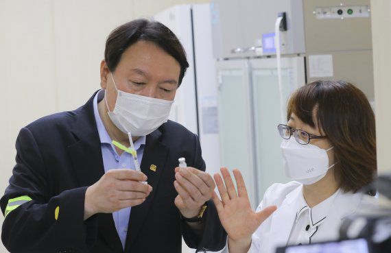 [대구=뉴시스] 이무열 기자 = 야권 대선 주자인 윤석열 전 검찰총장이 20일 오후 대구 중구 계명대학교 대구동산병원에 마련된 예방접종센터를 방문해 백신 보관창고를 둘러보고 있다. 2021.07.20. lmy@newsis.com <저작권자ⓒ 공감언론 뉴시스통신사. 무단전재-재배포 금지.> /사진=뉴시스화상                                    국민의힘 대권주자인 최재형 전 감사원장이 20일 오전 서울 여의도 국회의원회관 앞에서 국민의힘 대변인단과 간담회를 하고 있다. 사진=박범준 기자