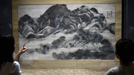 20일 서울 용산구 서빙고로 국립중앙박물관 상설전시관에서 열린 위대한 문화유산을 함께 누리다 '고 이건희 회장 기증 명품전' 언론공개회에 참석한 취재진이 국보 제216호인 겸재 정선의 '인왕제색도' 그림을 살펴보고 있다. 전시는 내일부터 9월 26일까지다. 사진=서동일 기자