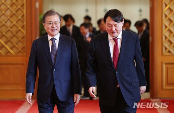 문재인 대통령이 지난 2019년 7월25일 청와대에서 윤석열 당시 신임 검찰총장과 환담을 한 뒤 이동하고 있다. 사진=뉴시스화상