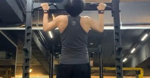 조국 전 법무부 장관이 지난 13일 페이스북에 올렸다 삭제한 턱걸이 인증샷. /사진=뉴시스