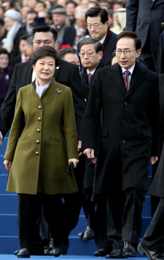 박근혜 대통령 취임식이 25일 국회 의사당 앞마당에서 열렸다. 이날 열린 취임식에는 7만여명의 시민과 외국인들이 참여했다. 취임식을 마친 박 대통령과 이명박 전 대통령이 연단을 내려오고 있다.2013.2.25/김범석기자