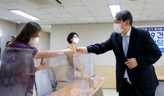 윤석열 전 검찰총장이 22일 서울시 구로구 서울간호사회에서 간담회에 참석한 간호사와 인사하고 있다. 사진=국회사진기자단