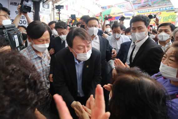 윤석열 전 검찰총장이 지난 20일 낮 대구 서문시장을 찾아 시민들과 인사 나누고 있다. / 사진=뉴스1