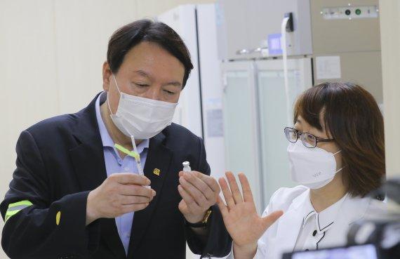 [대구=뉴시스] 이무열 기자 = 야권 대선 주자인 윤석열 전 검찰총장이 20일 오후 대구 중구 계명대학교 대구동산병원에 마련된 예방접종센터를 방문해 백신 보관창고를 둘러보고 있다. 2021.07.20. lmy@newsis.com /사진=뉴시스