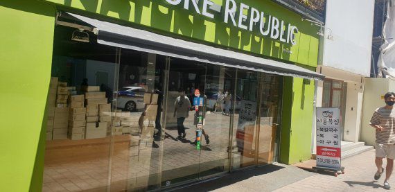 여름철 마다 개문냉방(냉방기를 켠 채 문을 열고 손님맞이)으로 단속반과 실랑이를 벌이던 명동거리는 썰렁했다. 기자가 최근 찾아간 명동 자영업자들은 외국인 관광객이 사라져 올해 최고 전력사용 증가 소식은 '딴나라 얘기'처럼 들린다는 반응이다. 사진=임광복기자                                    여름철 마다 개문냉방(냉방기를 켠 채 문을 열고 손님맞이)으로 단속반과 실랑이를 벌이던 명동거리는 썰렁했다. 기자가 최근 찾아간 명동 자영업자들은 외국인 관광객이 사라져 올해 최고 전력사용 증가 소식은 '딴나라 얘기'처럼 들린다는 반응이다. 사진=임광복기자