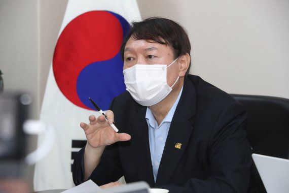 야권 대선 주자인 윤석열 전 검찰총장이 지난 20일 오후 대구 중구 서문시장 상가연합회 사무실에서 지역 기자들과 간담회를 하고 있다. 사진=뉴시스.