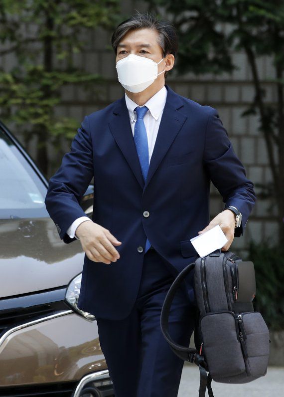 조국 전 법무부 장관이 지난 23일 오전 서울 서초구 서울중앙지방법원에서 열린 '감찰무마·자녀 입시비리' 관련 공판에 출석하고 있다. /사진=뉴스1