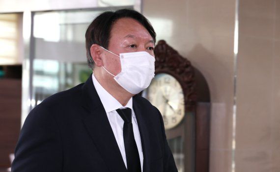 '천안함 46용사’ 가운데 1명인 故 정종율 해군 상사의 부인 정 모씨가 21일 암투병을 하다 별세했다. 윤석열 전 총장이 22일 오후 인천시 동구 청기와 장례식장에 들어서고 있다. /사진=뉴스1