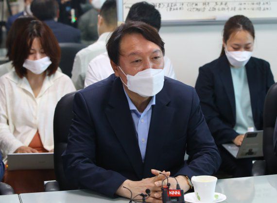 (부산=뉴스1) 부산사진공동취재단 = 윤석열 전 검찰총장이 27일 오후 부산 중구 남포동 자갈치시장을 찾아 상인들과 간담회를 갖고 있다. 2021.7.27/뉴스1 /사진=뉴스1화상