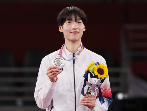 (지바=뉴스1) 송원영 기자 = 태권도 이다빈이 27일 오후 일본 지바현 마쿠하리 메세 A홀에서 열린 '2020 도쿄올림픽' 67kg급 여자 태권도 시상식에서 은메달을 걸고 있다.. 2021.7.27/뉴스1 /사진=뉴스1화상                                    [지바(일본)=뉴시스] 이영환 기자 = 대한민국 태권도 대표 인교빈이 27일 오후 일본 지바 마쿠하리 메세 A홀에서 열린 도쿄올림픽 남자 태권도 80kg 초과급 시상식에서 동메달을 목에 걸고 있다. 2021.07.27. 20hwan@newsis.com /사진=뉴시스