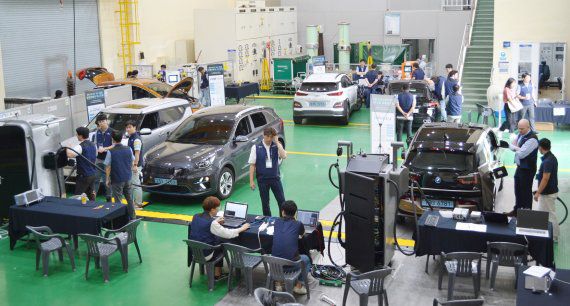 한국전기연구원과 국내외 전기차 관련 업체들이 급속충전 시 발생하는 오류를 점검하고 있다. 전기연구원 제공