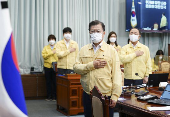 [서울=뉴시스] 문재인 대통령이 29일 청와대에서 열린 민생경제장관회의에서 국민의례를 하고 있다. (사진=청와대 제공) 2021.07.29. photo@newsis.com *재판매 및 DB 금지 <저작권자ⓒ 공감언론 뉴시스통신사. 무단전재-재배포 금지.> /사진=뉴시스화상