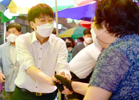 [순천=뉴시스] 류형근 기자 = 국민의힘 이준석 대표가 30일 오후 전남 순천시 동외동 웃장을 찾아 시장 상인들을 만나고 있다. 2021.07.30. hgryu77@newsis.com /사진=뉴시스                                    야권 대선주자인 윤석열 전 검찰총장이 30일 오후 서울 여의도 국민의힘 중앙당사에서 입당 원서를 제출한 뒤 꽃다발을 들고 기념촬영을 하고 있다. 2021.7.30/뉴스1 © News1 구윤성 기자 /사진=뉴스1