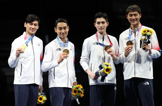 펜싱 오상욱, 구본길, 김정환, 김준호가 28일 일본 지바 마쿠하리 메세 B홀에서 열린 '2020 도쿄올림픽' 펜싱 남자 사브르 시상식에서 금메달을 목에 걸고 있다. 2021.7.28/뉴스1 © News1 송원영 기자 /사진=뉴스1