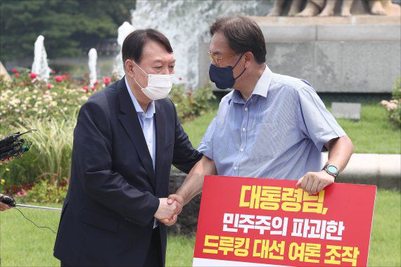 범야권 대선주자인 윤석열 전 검찰총장이 29일 오전 서울 종로구 청와대 앞 분수대 광장에서 드루킹 댓글 조작 사건과 관련해 문재인 대통령의 사과를 촉구하며 1인 시위를 하고 있는 정진석 국민의힘 의원을 격려 방문하고 있다./사진=뉴시스