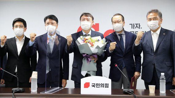 야권 대권주자인 윤석열 전 검찰총장이 30일 오후 서울 여의도 국민의힘 중앙당사에서 대외협력위원장인 권영세 의원에게 입당원서를 제출한 뒤 꽃다발을 들고 기념촬영을 하고 있다.윤 전 총장은 "저는 오늘 국민의힘에 당원으로서 입당을 하기 위해 당사를 찾았다"며 "정권교체를 위해서는 제1야당에 입당해서 정정당당하게 초기 경선부터 시작하는 것이 도리다"라고 말했다. 지난 3월4일 검찰총장에서 사퇴한지 148일만, 6월29일 대권도전을 선언한지 31일만의 일이다. 사진=박범준 기자