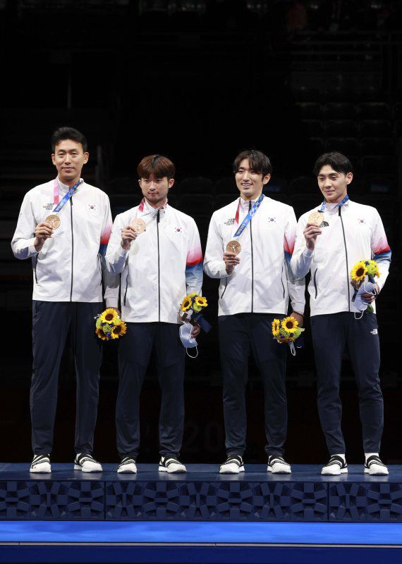 [지바(일본)=뉴시스] 이영환 기자 = 펜싱 남자 에페 단체 동메달을 따낸 대한민국 남자 펜싱대표팀 권영준, 마세건, 박상영, 송재호가 30일 오후 일본 지바 마쿠하리 메세에서 열린 남자 에페 단체 시상식에 참석해 동메달을 들고 포즈를 취하고 있다. 2021.07.30. 20hwan@newsis.com <저작권자ⓒ 공감언론 뉴시스통신사. 무단전재-재배포 금지.> /사진=뉴시스화상