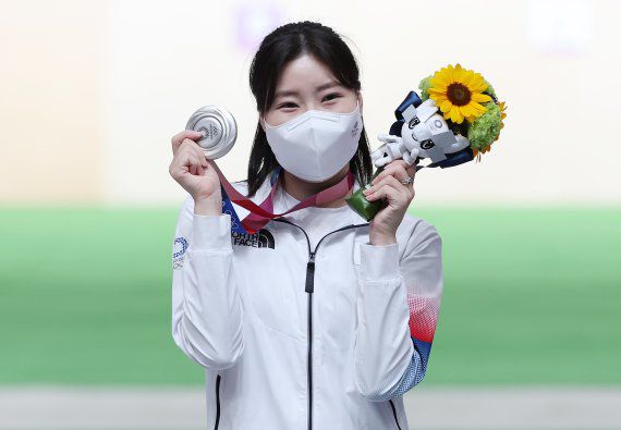 (도쿄=뉴스1) 이재명 기자 = 대한민국 사격 김민정이 30일 오후 도쿄 아사카 사격장에서 열린 '2020 도쿄올림픽' 여자 권총 사격 25m 시상식에서 은메달을 들고 기뻐하고 있다. 2021.7.30/뉴스1 /사진=뉴스1화상