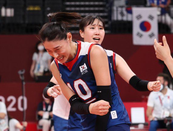 31일 저녁 일본 도쿄 아리아케 아레나에서 열린 '2020 도쿄올림픽' 여자 배구 A조 조별리그 4차전 대한민국과 일본의 경기에서 김연경이 공격을 성공시키고 기뻐하고 있다. /사진=뉴스1