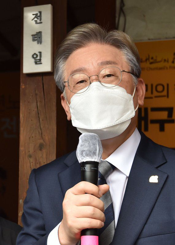 더불어민주당 대권 주자인 이재명 경기도지사가 30일 오전 대구 중구 남산동 전태일 열사 옛집을 찾아 소회를 밝히고 있다. 사진=뉴스1