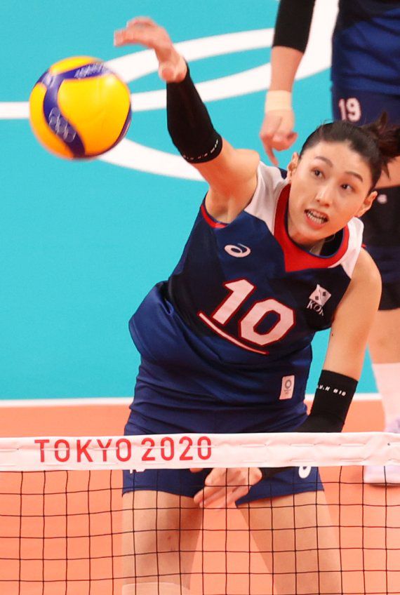 온라인에서는 김연경의 부상투혼이 알려지며 관심을 모으고 있다. 한일전에 뛰고 있는 김연경의 허벅지 혈관이 터져 생긴 붉은 부상이 선명하게 포착된 사진들을 담은 게시글이 퍼지고 있는 것이다. 31일 저녁 일본 도쿄 아리아케 아레나에서 열린 '2020 도쿄올림픽' 여자 배구 A조 조별리그 4차전 대한민국과 일본의 경기를 앞두고 김연경이 연습을 하고 있다. 테이핑한 오른 무릎 위로 붉은 혈관 터진 자국들이 보인다. 2021.7.31/사진=뉴스1