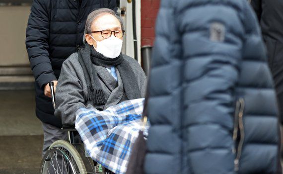 동부구치소 수감 도중 기저질환 치료를 위해 50여일 간 병원에서 치료를 받은 이명박 전 대통령이 지난 2월10일 오후 서울 종로구 서울대병원에서 퇴원하고 있다. /사진=뉴시스