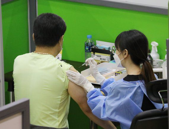 국내 신종 코로나바이러스 감염증(코로나19) 예방백신 접종을 1회 이상 실시한 사람이 누적 2000만명을 돌파한 3일 오전 경기도 성남시 중원구 예방접종센터에서 시민들이 코로나19 예방백신 접종을 하고 있다. 사진=뉴스1화상