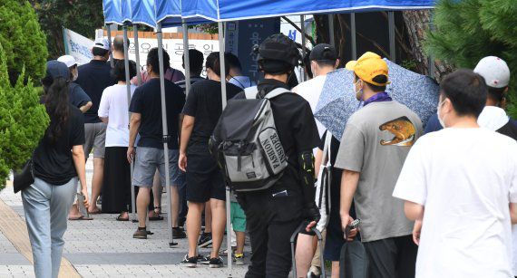 국내에서도 코로나19 '델타 플러스 변이 바이러스' 감염자가 확인된 3일 서울 용산구청에 마련된 선별진료소를 찾은 시민들이 검사를 받기 위해 대기하고 있다. 질병관리청 중앙방역대책본부는 이날 0시 기준 코로나19 신규 확진자가 1202명을 기록했다고 밝혔다. 사진=김범석 기자