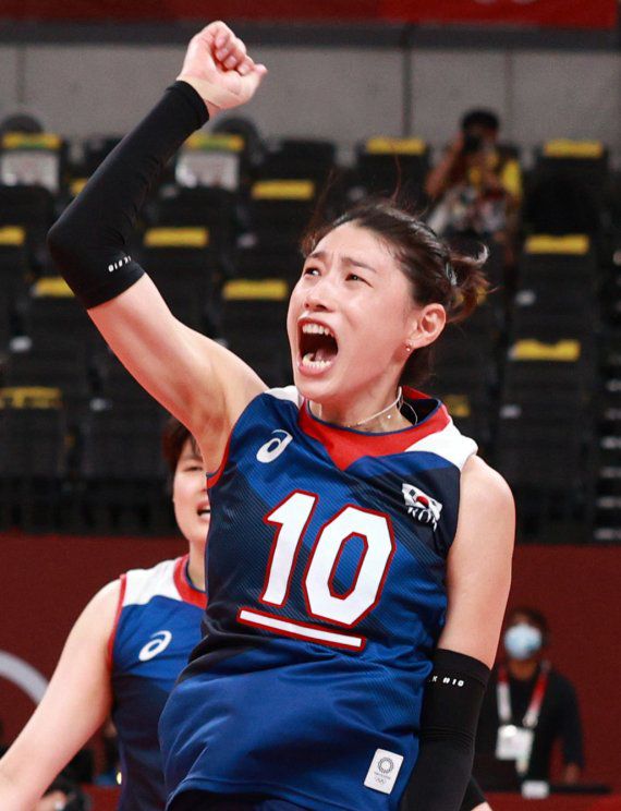 대한민국 김연경이 4일 오전 일본 도쿄 아리아케 아레나에서 열린 도쿄올림픽 여자배구 8강전 대한민국과 터키의 경기에서 득점에 성공한 후 기뻐하고 있다. 뉴시스                                      김연경을 비롯한 선수들이 4일 오전 일본 도쿄 아리아케 아레나에서 열린 도쿄올림픽 여자 배구 8강 대한민국과 터키의 경기에서 세트 스코어 3대2로 승리를 거둔 후 4강 진출을 의미하는 숫자 4모양으로 기념촬영을 하고 있다. 뉴스1