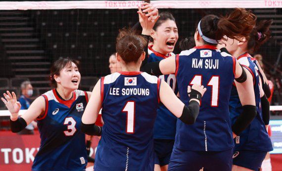 대한민국 여자 배구가 9년 만에 올림픽 4강에 오르는 쾌거를 이룩했다. '배구 여제' 김연경을 앞세운 한국은 4일 일본 도쿄 아리아케 아레나에서 열린 2020 도쿄올림픽 8강전에서 유럽의 강호 터키를 세트 스코어 3-2로 따돌리고 준결승에 선착했다. 이로써 한국은 지난 1976년 몬트리올 올림픽 이후 45년 만에 동메달 혹은 그 이상을 바라보게 됐다. 이날 대한민국 선수들이 터키와의 경기에서 승리를 확정지은 뒤 기뻐하고 있다. 뉴시스
