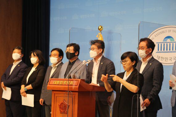 범여권 의원 74명의 한미연합군사훈련 연기 촉구 공동 성명서 발표. 사진 = 진성준 의원 SNS. 뉴시스