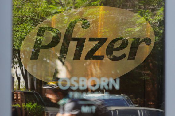 미국 코로나19 백신 업체인 화이자가 4일(현지시간) 직원들의 백신 접종을 의무화했다. 6월 16일 매사추세츠주 케임브리지의 화이자 건물에 로고가 보이고 있다. 로이터뉴스1