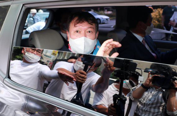 국민의힘 대권주자인 윤석열 전 검찰총장이 지난 3일 오후 서울 은평구 응암역 앞에서 은평갑 당원협의회 소속 당원들과 함께 국민의힘 당원 가입을 독려하는 홍보 활동을 마친 후 차량에 탑승하고 있다. 뉴시스 제공