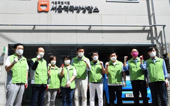 국민의힘 대선 예비후보자들이 지난 4일 오전 서울 용산구 동자동 쪽방촌 봉사활동에 앞서 기념촬영을 하고 있다. 왼쪽부터 서병수 경선준비위원장, 장기표 후보, 최재형 후보자 대신 참석한 부인 이소연 씨, 김태호, 안상수, 원희룡, 장성민, 하태경 후보./사진=뉴스1