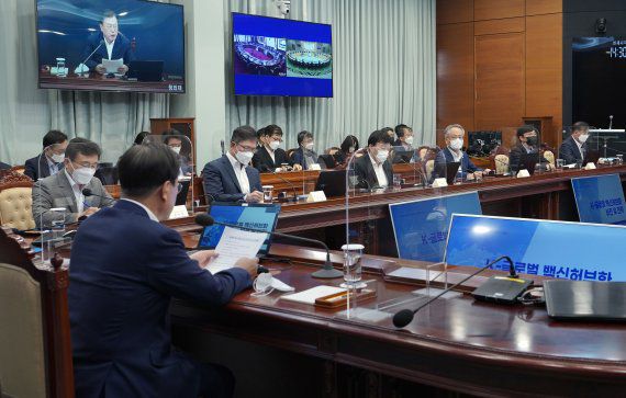 [서울=뉴시스] 권덕철(1열 왼쪽부터) 보건복지부 장관, 안재용 SK바이오사이언스 대표, 존림 삼성바이오로직스 대표, 김경진 에스티팜 대표, 김두현 이셀 대표 등 참석자들이 5일 청와대에서 열린 K-글로벌 백신 허브화 비전 및 전략 보고대회에서 문재인 대통령의 발언을 경청하고 있다. (사진=청와대 제공) 2021.08.05. photo@newsis.com *재판매 및 DB 금지 /사진=뉴시스