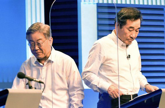 이재명 경기지사가 지난 4일 서울 마포구 YTN미디어센터에서 열린 YTN 주최 TV토론에서 이낙연 전 민주당 대표를 지나치고 있다. 사진=뉴스1