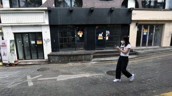 작년 3월 코로나19 1차 대유행이 시작된 후 지난달 12일부터 수도권 거리두기 최고 단계인 4단계가 시행되어 오는 22일까지 또 다시 연장되면서 소상공인과 자영업자의 생존이 위협받고 있다. 휴일인 8일 서울 홍대 거리 곳곳에 임대문구가 붙은 문닫은 가게가 눈에 띈다. 사진=서동일 기자