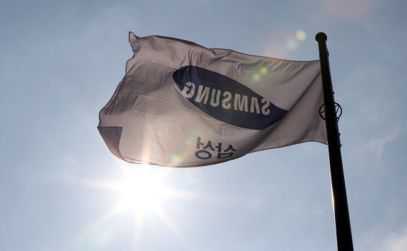 이재용 삼성전자 부회장의 가성방이 결정된지 하루가 지난 10일 오전 서울 서초구 삼성전자 서초사옥에서 삼성 사기가 바람에 펄럭이고 있다. 뉴시스 제공.