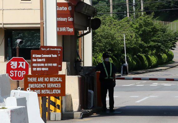 서울 용산구 미군기지 입구에 근무자들이 출입 차량을 통제하고 있다. 사진=뉴시스.