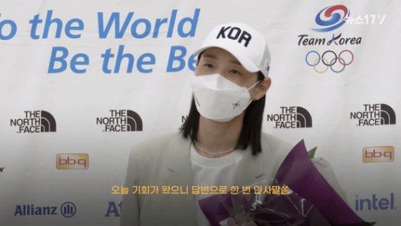 지난 9일 여자 배구 대표팀 귀국 기자회견에서 김연경 선수에게 감사 인사 강요가 이뤄져 논란이 생긴 인터뷰 화면. 뉴스1 제공