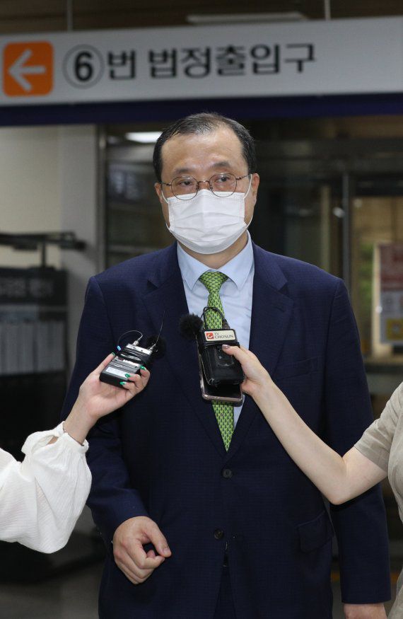 일선 재판에 개입한 혐의를 받는 임성근 전 부산고법 부장판사가 12일 오후 서울 서초구 서울고등법원에서 열린 직권남용권리행사방해 항소심 선고 공판을 마친 후 법정을 나서고 있다. 서울고법 형사3부(박연욱 김규동 이희준 부장판사)는 이날 임 전 부장판사에게 무죄를 선고했다. /사진=뉴스1