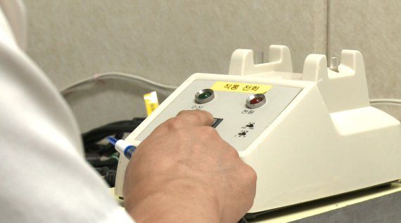 남북이 13개월 만에 통신연락선을 재가동한 지난달 27일 남북공동연락사무소에서 우리 측 연락대표가 북측 연락대표와 통화하기 위해 호출 버튼을 누르고 있다. (통일부 제공) 뉴스1