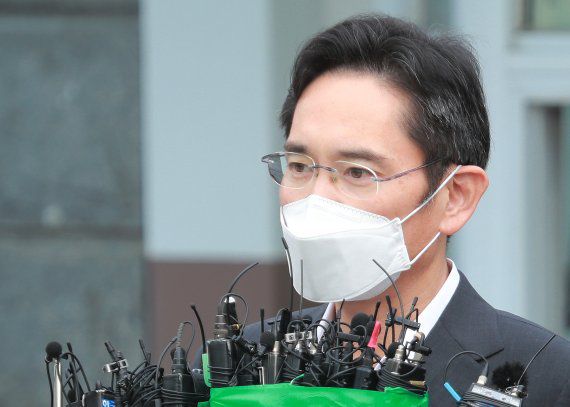 광복절 가석방으로 풀려난 이재용 삼성전자 부회장이 13일 오전 경기 의왕 서울구치소에서 나와 취재진의 질문에 답하고 있다. 2021.8.13/뉴스1 © News1 구윤성 기자 /사진=뉴스1