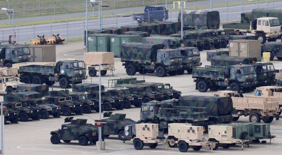 한미연합군사훈련의 '사전연습'격인 위기관리참모훈련(CMST)을 시작한 지난 10일 오후 경기도 평택시 캠프 험프리스에 군용트럭들이 주차돼 있다. 뉴스1